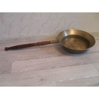 Тазик латунный с ручкой.Клеймо до 1946 г.30Х7.7 см.