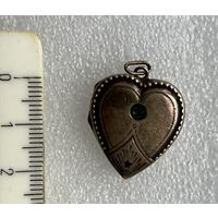 Кулон Сердечко. Голова 875. Камушек зеленый.