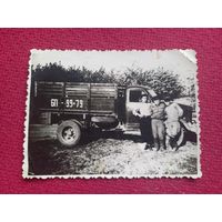 Фотография солдаты возле машины