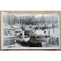 Фото из СССР. Выездное мероприятие. На стоянке транспорта. 1960-70-е. 15х24 см.