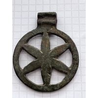 Древний амулет в виде солнца