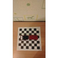 Самовывоз!!! Шашки в пластиковой коробке ( не хватает по одной белой и черной ) + доска ( складная ). Картон. Почтой не высылаю.
