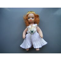 Миниатюрная фарфоровая кукла.