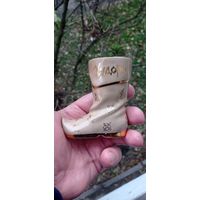 КОЛЛЕКЦИОННАЯ ФАРФОРОВАЯ СТАТУЭТКА САПОЖОК ЧУДОВО  КУЗНЕЦОВ ФАБРИКА  НА ВОЛХОВ ОРИГИНАЛ  .  Распродажа Коллекции !!! . Экспресс  Аукцион не с рубля без МПЦ и прочего 3 ДНЯ  .Много лотов в продаже .