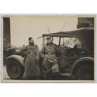 Немецкие солдаты у внедорожного Мерседеса