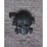 Череп с костями запонка