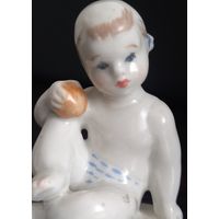 Фарфоровая статуэтка Девочка с апельсином. ЛФЗ. 1950-е г. г Из серии Счастливое детство