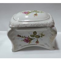 Шкатулка фарфоровая 70-е годы Польша. Высота 10 см. Размер 8.7-12.3 см.