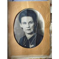 Фото портрет в бумажной рамке, паспарту, виньетка. Большая фотография женщины, девушки