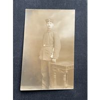 Фотооткрытка 1 Мировая война / Немецкий солдат / китель ремень с пряжкой бескозырка / образца 1915 года (Bluse M15)