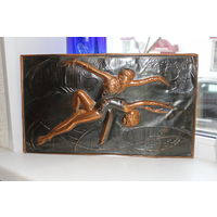 Шикарный сувенир на стену чеканка медная "ФИГУРИСТЫ" 1977 ГОД ЗАПОРОЖСКИЙ ТИТАНО-МАГНЕВЫЙ КОМБИНАТ