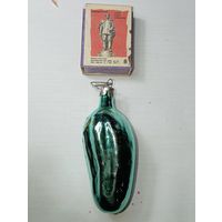 Игрушка на ёлку ,  Огурец  , винтаж , стекло , СССР . С рубля