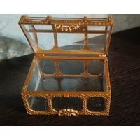 Декоративная шкатулка-сундучок из прозрачного пластика с золотистой отделкой