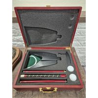 Портативный набор для игры в мини гольф в деревянном кейсе.