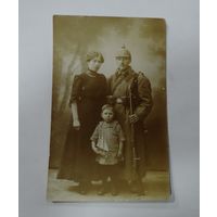 Фото немецкого солдата с семьёй. 1915 г. 1-я мировая война. Размер 8.7-14 см.