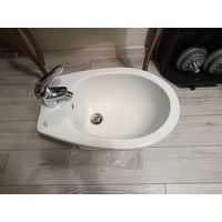 Биде, в хорошем состоянии, со смесителем. Пользовались мало. Чистый. Размеры на фото