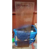 Стекло листовое 375 мм х 1300 мм х 5 мм , узорчатое, коричневого цвета Есть 2 шт. СМОТРИТЕ ДРУГИЕ СТЕКЛА, ПРЕДСТАВЛЕННЫЕ В СПИСКЕ НИЖЕ, В ОПИСАНИИ!!!