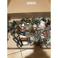 Радиодетали с рубля, 3,6кг.(лампочки,клемники,моторчики,конд ёры и др.)