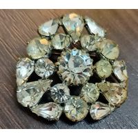 Винтажная брошка чешская бижутерия  , яркая блестящая , в хорошем состоянии застежка рабочая , без потерь .