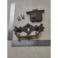 Ручка накладка с замком и шурупами.