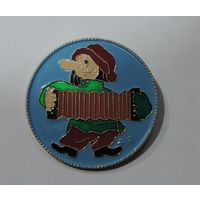 Значок "Петрушка с гармошкой" СССР. Алюминий. Диаметр 4.5 см.