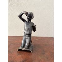 Мальчик кормит гуся утку часть композиции Касли