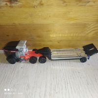 Грузовик с полуприцепом от Hot Wheels.