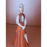 Статуэтка дама в шляпе с зонтиком