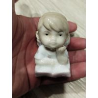Красивая фарфоровая статуэтка ,девочка в шикарной глазури,с рубля
