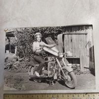 Фотография. История СССР в лицах. Девушка на мотоцикле ВОСХОД... и джинсы (кто-то помнит этот дефицит)