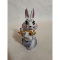 Статуэтка "Заяц с морковкой"! фарфор