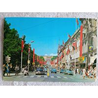 Норвегия, Осло. Главная улица Норвегии "Карл Юхан". Королевский дворец на заднем плане