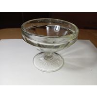 Винтаж: Антикварная вазочка конфетница креманка,на ножке, Мальцовское стекло