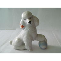 СТАТУЭТКА ПУДЕЛЬ С МЯЧОМ ДУЛЕВО.