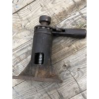 Домкрат старый чугунный от военной техники