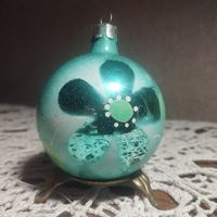 Елочная игрушка Шар с цветком зеленый