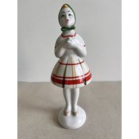 СТАТУЭТКА ФАРФОРОВАЯ "ПОЮЩАЯ ДЕВОЧКА. ЮНАЯ ПЕВИЦА". 18*6,5*6,5 СМ. ЗХК ПОЛОННОЕ. РАННИЙ ВЫПУСК. СМ.ФОТО, КЛЕЙМО И ОПИСАНИЕ.