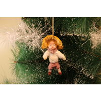 Ёлочная игрушка папье-маше, "Мальчик в шляпе".