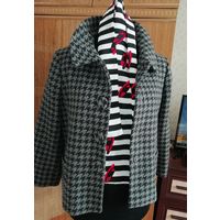 Теплый жакетик( 20%шерсть в составе ткани) на подкладке, с карманами, укороченым трехчетвертным рукавом, 44-46р. Универсален(элегантный, сочетается и в спортивном стиле).