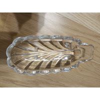 Винтажныое блюдо из прессованного прозрачного стекла.