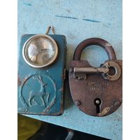 Старый фонарик и замок