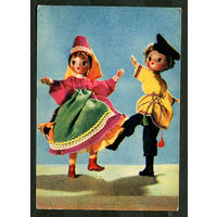 Куклы. Либо так, либо сяк.... Худ. Р. Спасская. 1968