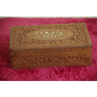 Шкатулка , дерево инкрустация латунью  (  12,5 см х 20,5 см , высота 6,5 см )