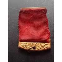 Верх значка с красной лентой (защёлка сломана)