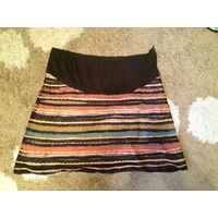 Очаровательная интересная юбка на 56 размер. Можно для беременной. БУ, хорошо бу. Состояние среднее, но из-за яркости юбки мелкие дефекты в глаза не бросаются. ПОталии57см, длина59см.