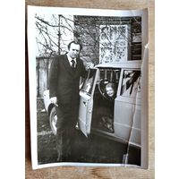 Фото у автомобиля. 9х12 см.