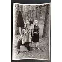 Фото из СССР. В компании с аккордеонистом. 11х16 см.