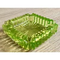 Пепельница.Пепельница из уранового стекла