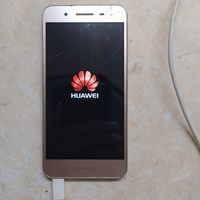 Продам смартфон Huawei в золотистом цвете: есть трещины на сенсоре (стекле) в верхней части экрана. Рабочий..