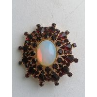 Брошь с лунным камнем и гранатовым стеклом, торги с Рубля